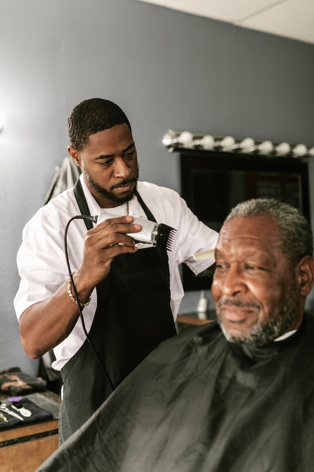 barber using well sharpened clipper blades